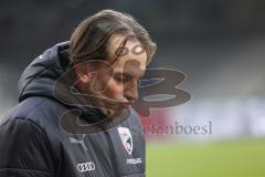 2.BL; 1. FC Heidenheim - FC Ingolstadt 04; Niederlage, hängende Köpfe Cheftrainer Rüdiger Rehm (FCI) geht nach dem Interview vom Platz