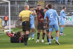 3. Liga; TSV 1860 München - FC Ingolstadt 04; Gelbe Karte für Max Besuschkow (17, FCI) Benjamin Kanuric (8, FCI) (7, FCI) Felix Keidel (43, FCI) beschweren sich. Danhof Tim (2 TSV) Dulic Sean (25 TSV)