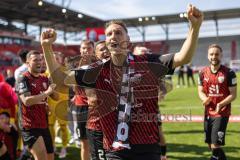 3. Liga; FC Ingolstadt 04 - VfB Lübeck; Verabschiedung Tobias Schröck (21, FCI) weint mit Sohn im Arm, Team, bedankt sich bei den Fans, Sieg Jubel Freude Party letztes Spiel