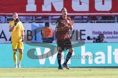 3. Liga; FC Ingolstadt 04 - TSV 1860 München; Tobias Schröck (21, FCI) schreit Torwart Marius Funk (1, FCI)