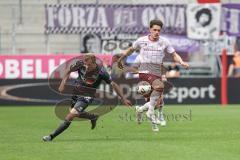 3. Liga; FC Ingolstadt 04 - VfL Osnabrück; Zweikampf Kampf um den Ball Dennis Kaygin (10, FCI) Wiemann Niklas (25 VFL)