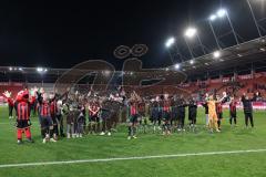 3. Liga; FC Ingolstadt 04 - Energie Cottbus; nach dem Spiel , Unentschieden 1:1, Spieler bedanken sich bei den Fans