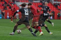 3. Liga - Saison 2025/26 - FC Ingolstadt 04 - Rot-Weiss Essen - Yann Sturm (Nr.7 - FC Ingolstadt 04) wird gefoult und es gibt Elfmeter - Jose Enrique Alonso (Nr.23 - Rot-Weiss Essen) - Ramien Safi (Nr.7 - Rot-Weiss Essen) - Foto: Meyer Jürgen