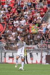 3. Liga; SpVgg Unterhaching - FC Ingolstadt 04; Lukas Fröde (34, FCI) vor den Schanzer Fans