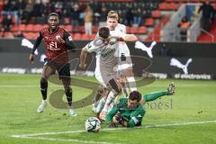 3. Liga; FC Ingolstadt 04 - Erzgebirge Aue; Torchance Zweikampf Kampf um den Ball Daouda Beleme (9, FCI) Vukancic Niko (4 Aue) Barylla Anthony (23 Aue) Torwart Männel Martin (1 Aue)