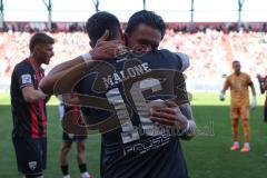 3. Liga - Saison 2024/25 - FC Ingolstadt 04 - SV Wehen Wiesbaden - Pascal Testroet (Nr.37 - FCI) wird ausgewechselt - Die Mannschaft bildet einen Spalier - Ryan Malone (Nr.16 - FCI) Foto: Meyer Jürgen