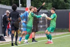 3. Liga; Testspiel; FC Ingolstadt 04 - 1. FC Heidenheim; Auswechslung Torwart Markus Ponath (1, FCI) geht und Ersatztorwart Rafael Eßlinger (47, FCI) kommt. Hinten Cheftrainer Frank Schmidt (HDH)