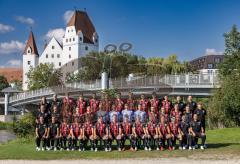 3. Liga; FC Ingolstadt 04, Mannschaftsfoto, Shooting, Neues Schloss, Donau.
Oben v. Links: Lisa Deutschmann, Teamkoordinator Marcel Posselt (FCI), Luca Lechner (FCI) Mladen Cvjetinovic (19, FCI) Ryan Malone (16, FCI) Max Besuschkow (17, FCI) Lukas Fröde 