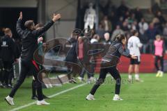 3. Liga; SC Verl - FC Ingolstadt 04; Co-Trainer Fabian Reichler (FCI) Cheftrainerin Sabrina Wittmann (FCI) schreien ins Feld