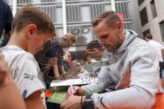 3. Liga; FC Ingolstadt 04 - offizielle Mannschaftsvorstellung auf dem Ingolstädter Stadtfest, Rathausplatz; Autogrammstunde für die Fans, Torwart Marius Funk (1, FCI)