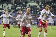 3. Liga; Erzgebirge Aue - FC Ingolstadt 04; Tor Jubel Treffer Ausgleich 2:2 Jonas Scholz (15, FCI) mit Fredrik Carlsen (8, FCI) Max Plath (14 FCI)