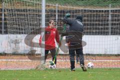 *** 2. Bundesliga Frauen - Saison 2025/26 - FC Ingolstadt 04 Frauen - VFL Bochum - Betreuer - Rasen - Regen - Besen - Spielbar machen - XXXXX - Foto: Meyer Jürgen