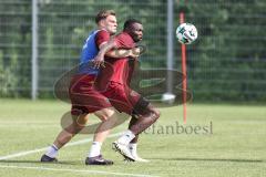 3. Liga; FC Ingolstadt 04 - Trainingsauftakt nach Sommerpause; Zweikampf Kampf um den Ball Simon Lorenz (32, FCI) Obed Ugondu (17, FCI)