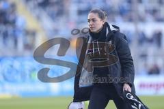 3. Liga; TSV 1860 München - FC Ingolstadt 04; vor dem Spiel Cheftrainerin Sabrina Wittmann (FCI) räumt auf