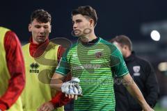 3. Liga; SC Verl - FC Ingolstadt 04; Torwart Markus Ponath (1, FCI) geht verletzt vom Platz Mads Borchers (9, FCI)