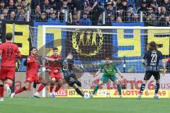 3. Liga; 1. FC Saarbrücken - FC Ingolstadt 04; Torwart Kai Eisele (25, FCI) hält den Schuß von Pick Florian (20 FCS), Fredrik Carlsen (8, FCI) Georgios Antzoulas (6, FCI) Civeja Tim (23 FCS)