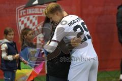 A-Junioren Bundesliga  - Saison 2024/25 - A-Junioren - FC Ingolstadt 04 - FC Augsburg - Alik Streck weiss FCI schiesst den 1:0 Führungstreffer und klatscht mit einer Zuschauerin ab - jubel - Foto: Meyer Jürgen