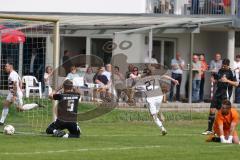 Kreisliga - Saison 2025/26- SV Karlskron - SV Kasing - Der 0:3 Führungstreffer - Marcus Baehrle schwarz Karlskron   - Johannes Lehner TW Karlskron - Emre Erbas weiss Kasing - Foto: Meyer Jürgen