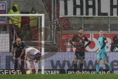 2.BL; FC Ingolstadt 04 - Erzgebirge Aue; hängende Köpfe 2:2 Ausgleich, Torwart Robert Jendrusch (1, FCI) Visar Musliu (16, FCI) Nico Antonitsch (5, FCI) Gonther Sören (26 Aue) holt den Ball aus dem Tor