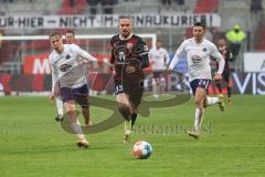 2.BL; FC Ingolstadt 04 - Erzgebirge Aue; Patrick Schmidt (32, FCI) Schreck Sam (30 Aue) Strauß John-Patrick (24 Aue)