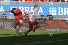 3. Liga - Saison 2025/26 - SV Wehen/Wiesbaden - FC Ingolstadt 04  - Max Plath (Nr.14 - FCI) schiesst den 1:1 Ausgleichstreffer - jubel - Florian Hübner (Nr.19 - Wiesbaden) - Foto: Meyer Jürgen