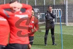 3.Liga - Saison 2022/2023 - FC Ingolstadt 04 -  - Cheftrainer Michael Köllner (FCI) beim ersten Training - Cheftrainer Michael Köllner (FCI) sieht beim warm machen zu - Foto: Meyer Jürgen