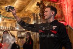 3. Liga; FC Ingolstadt 04 - Fantreffen im Sport-Treff Senners Alm, volles Haus; Simon Lorenz (32, FCI) macht Kartenfangen an der Tischkante
