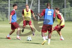 3. Liga; FC Ingolstadt 04 - Trainingsauftakt nach Sommerpause; Davide Sekulovic (33, FCI) Testspieler Joseph Ganda Julian Kügel (29, FCI) Simon Lorenz (32, FCI)