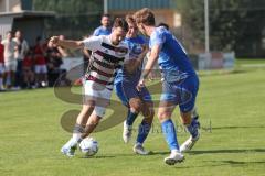 Kreisliga- Saison 2024/25- SV Hundszell - SV Kasing -  - Noah Kamenjasevic weiss Kasing - David Weixler blau Hundszell - Foto: Meyer Jürgen