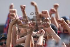 3. Liga; SpVgg Unterhaching - FC Ingolstadt 04; Fan Fankurve Banner Fahnen Spruchband Fäuste Südkurve Haching