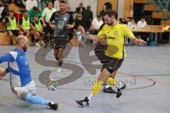 Lotto Bayern Hallencup - Lindenkreuzhalle Saison 2024/25 - FC Hitzhofen - DJK München - Maik Wnendt gelb Hitzhofen - Markus Blohmann TW München - Foto: Meyer Jürgen