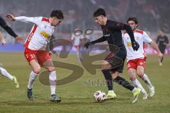 3. Liga; SSV Jahn Regensburg - FC Ingolstadt 04; Zweikampf Kampf um den Ball Dennis Kaygin (10, FCI) Mätzler Leo (31 SSV) Bauer Benedikt (26 SSV)