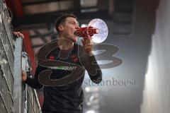 3. Liga; SSV Jahn Regensburg - FC Ingolstadt 04; Sieg Jubel Freude 0:3 Jonas Scholz (15, FCI) mit dem Megaphon der Fans