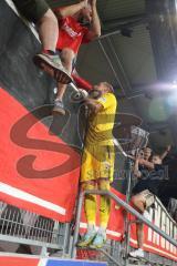 Toto-Pokal - Saison 2023/2024 - FC Ingolstadt 04 - Jahn Regensburg - Elmeterschießen gewonnen - jubel - Torwart Marius  Funk (Nr.1 - FCI) hält den Elfmeter - auf dem weg zu den Fans - Megaphon - Foto: Meyer Jürgen