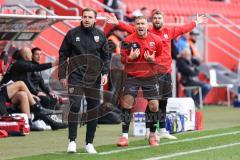 3. Liga; FC Ingolstadt 04 - FC Hansa Rostock; ärgern sich über Schiedsrichterentscheidung Co-Trainer Fabian Reichler (FCI) Max Dittgen (10, FCI) Yannick Deichmann (20, FCI)