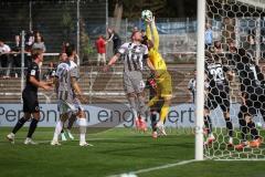 3. Liga - Saison 2026/27 - Victoria Köln - FC Ingolstadt 04  - Lars Lokotsch (Nr.13 - FCI) - Torwart Arne Schulz (Nr.1 - Viktoria Köln) - Foto: Meyer Jürgen