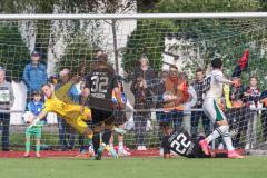 3. Liga; Testspiel; FC Ingolstadt 04 - Borussia Mönchengladbach; Torwart Marius Funk (1, FCI) hält Ball von Ranos Grant-Leon (28 BMG) Marcel Costly (22, FCI) Simon Lorenz (32, FCI)