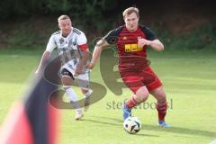 Kreisliga - Saison 2024/25- SV Kasing - TSV Hohenwart - Jonas Götz rot Kasing - Tobias Schaefer weiss Hohenwart - Foto: Meyer Jürgen