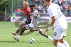 3. Liga; SpVgg Unterhaching - FC Ingolstadt 04; Zweikampf Kampf um den Ball Michael Udebuluzor (44, FCI) Winklbauer Thomas (11 SpVgg)