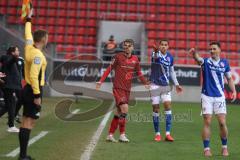 3. Liga - Saison 2025/26 - FC Ingolstadt 04 - Energie Cottbus - Carlsen Frederic Bennedsgaard (Nr.8 - FCI) mit der Entscheidung des Schiedsrichter nicht zufrieden - XXXXX - Foto: Meyer Jürgen