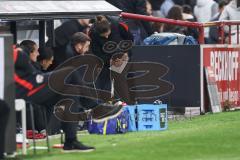 3. Liga; SC Verl - FC Ingolstadt 04; Co-Trainer Fabian Reichler (FCI) Cheftrainerin Sabrina Wittmann (FCI) an der Seitenlinie, Spielerbank Notizen