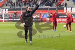 3. Liga - Saison 2025/26 - FC Ingolstadt 04 - Energie Cottbus - Fabian Reichler begrüßt die Fans - XXXXX - Foto: Meyer Jürgen
