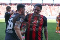 3. Liga - Saison 2024/25 - FC Ingolstadt 04 - SV Wehen Wiesbaden - Pascal Testroet (Nr.37 - FCI) wird ausgewechselt - Die Mannschaft bildet einen Spalier - Ryan Malone (Nr.16 - FCI) Foto: Meyer Jürgen