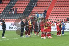 3. Liga; FC Ingolstadt 04 - Alemannia Aachen; Niederlage, hängende Köpfe Spieler bedanken sich bei den Fans Cheftrainerin Sabrina Wittmann (FCI) steht ganz hinten
