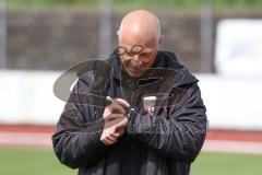 2. Frauen-Bundesliga - Saison 2021/2022 - FC Ingolstadt 04 - SV Henstedt-Ulzburg - Thorsten Splieth Co-Trainer (FCI)sieht auf die Uhr - Foto: Meyer Jürgen