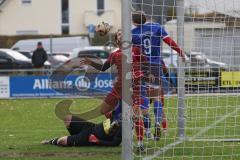 Kreisliga - Saison 2025/26- TSV Kösching - SV Zuchering - Leander Friedl rot Zuchering  - Michael Zimmermann Torwart Kösching - Nico Ziegler rot Zuchering - Johannes Tannwitz blau Kösching - Foto: Meyer Jürgen