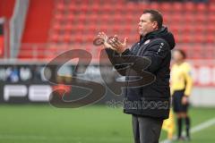 3. Liga; FC Ingolstadt 04 - Rot-Weiss Essen; Cheftrainer New Koschinat (RWE) klatscht