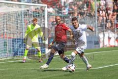 3. Liga; SpVgg Unterhaching - FC Ingolstadt 04; Zweikampf Kampf um den Ball Stiefler Manuel (8 SpVgg) Pascal Testroet (37, FCI) Torwart Heide Konstantin (1 SpVgg)