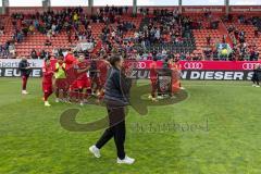 3. Liga; FC Ingolstadt 04 - SV Waldhof Mannheim; Spieler bedanken sich bei den Fans für die Saison, Sieg Jubel Freude 5:1 Banner Cheftrainerin Sabrina Wittmann (FCI)