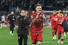 3. Liga; SSV Ulm - FC Ingolstadt 04; Spiel ist aus, Sieg 1:3 Spieler bedanken sich bei den Fans Cheftrainerin Sabrina Wittmann (FCI) Jasper Maljojoki (23, FCI)
